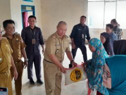 Ditengah Lonjakan Harga, Pemkab Mesuji Salurkan Bantuan Beras untuk Warga Tiga Desa Tua