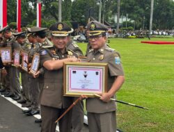 Walikota Metro Raih Penghargaan Karya Bhakti Sat Pol PP dari Menteri Dalam Negeri