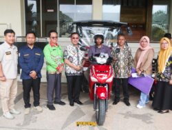 Sekda Wildan Salurkan Bantuan Kendaraan Roda Tiga Dari Kemensos RI