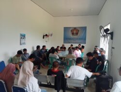 Kamis, PWI Pesawaran Bagi Bagi Takjil Didepan Kantor Bupati