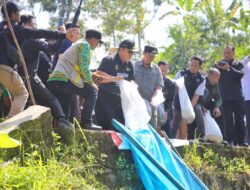 Pj Bupati Nukman Dampingi Gubernur Lampung Lakukan Penebaran Benih Ikan di Air Hitam