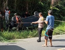 Hendak Berangkat Dinas, Bhabinkamtibmas Polsek Sekincau Polres Lampung Barat Evakuasi Mobil Terbalik