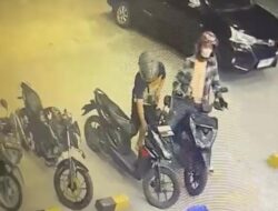 Aksi Dua Pelaku Pencurian Sepeda Motor di Negri Sakti Terekam CCTV