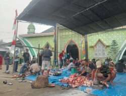 Warga Bangun Sari Lakukan Penyembelihan Kurban di Halaman Masjid Al Muttaqin