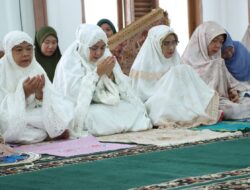 Ketua TP PKK Lamteng Laksanakan Sholat Id di Rumah Dinas Bupati