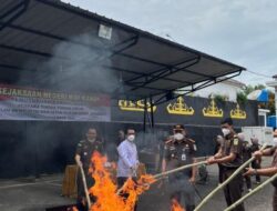 Kejari Way Kanan Musnahkan Barang Bukti Dari Tiga Belas Perkara Tindak Pidana