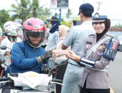 Polres Lampura Bagikan Coklat Untuk Pengendara R2