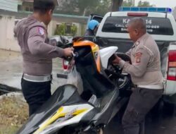 Ditengah Guyuran Hujan, Polisi Lalulintas Bantu Pengendara Motor Mogok di Jalinsum Way Kanan