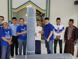 Demokrat Tubaba Bagikan Ambal Masjid dan Ratusan Takjil