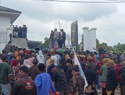 Usai Perwakilan Massa Keluar Gedung, Aksi Demo Depan KPU Pesawaran Akhirnya Membubarkan Diri