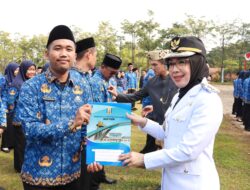 Pemkab Way Kanan Serahkan 93 SK CPNS dan Ratusan Alat Mesin Pertanian