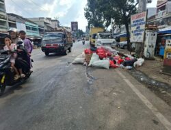 Sampah Menumpuk Kebahu Jalan, Kadis DLH : Silahkan Tanya ke Camat