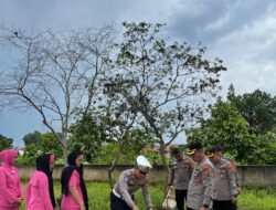 Hari Bhayangkara ke 79, Kapolres Way Kanan Dampingi PJU Polda Lampung Anjang Sana Ke Rumah Personel Yang Gugur Bertugas