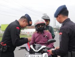 Batalyon B Pelopor Gunung Sugih Gelorakan Nasionalisme Dengan Kibarkan dan Bagikan Bendera Merah Putih