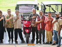 Pemkab Pesawaran Serahkan 5 Unit Kendaraan Roda Tiga untuk Penyandang Disabilitas