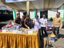 Kejari Way Kanan Musnahkan Barang Bukti Belasan Perkara