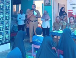 Bupati Nanda Salurkan Puluhan Bantuan ATENSI untuk Lansia