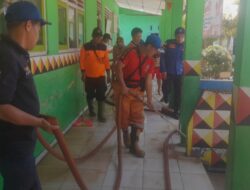 BPBD Tanggamus Bersama Damkar Gotong Royong Bersihkan SDN 1 Pekon Belu yang Terdampak Banjir