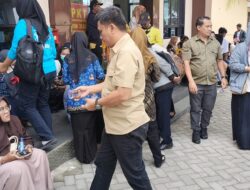 Sat Intelkam Bagikan Air Mineral Untuk Warga Pemohon SKCK Yang Mengantri