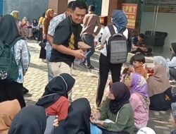 Bentuk Kepedulian Polri Ke Pemohon SKCK Sat Intelkam Polres Lampung Tengah Kembali Bagikan Air Mineral