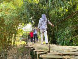 Khawatir Dengan Warganya, Bupati Nanda ; Tahun Depan Jembatan Gantung Akan Diperbaiki