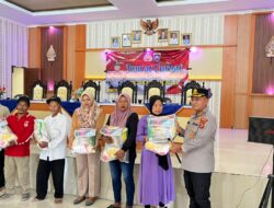 Jum’at Curhat Kapolres Mesuji  Bagikan  40 Paket Sembako di desa Adi Luhur