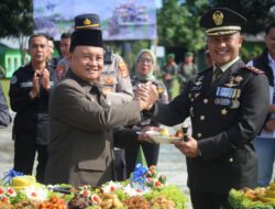 Wabup Mad Hasnurin Beri Kejutan Tumpeng HUT ke-80 TNI di Makodim 0422 Lampung Barat