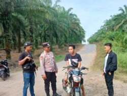 Sambangi Warga Lewat Patroli di Sukamaju, Kanitbinmas Polsek Bumi Agung Sosialisasi Layanan 110 Polri