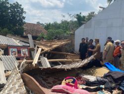 Wabup Antonius Tinjau dan Salurkan Bantuan Korban Bencana Puting Beliung di Trimulyo