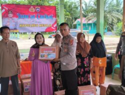Polres Mesuji Jum”at Curhat di Talang Batu Salurkan 30 Paket Sembako.