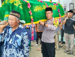 Bhabinkamtibmas Polres Mesuji Sigap Bantu Pemakaman Warga