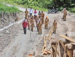 Blusukan Tinjau Jalan Putus, Parosil Mabsus Perintahkan Dinas PUPR Segera Bertindak