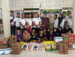 Kalapas Andi Gunawan Distribusikan Paket Sembako kepada Warga Sekitar Dalam Memeriahkan Hari Bhakti Kemenimipas