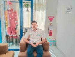 PLN Tubaba Bantu Warga Distribusikan Tiang Listrik