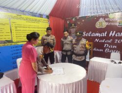 Kapolres Mesuji dan Ketua Bayangkari  Berikan Bingkisan Untuk Petugas Pos Nataru