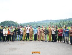Pemkab Pesawaran Serahkan Puluhan Ribu Batang Bibit Kakao untuk Gapoktan di Kecamatan Way Ratai