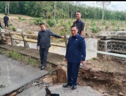 Tinjau Jembatan Ambrol, Busroni Himbau Warga Bersiaga dan Jaga Lingkungan
