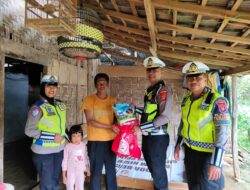 Satlantas Polres Mesuji Bagikan Paket Sembako kepada Keluarga Kurang Mampu
