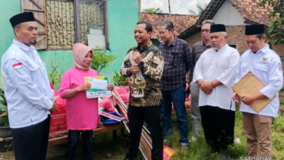 Bupati Pringsewu Serahkan Bantuan Korban Rumah Roboh di Pekon Podomoro 