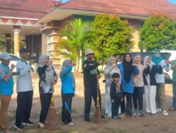 Kadis Ketapang Ajak Jajarannya Gotong Royong Rutin Jaga Kebersihan dan Lingkungan Kantor
