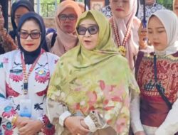 Ketua TP-PKK Tanggamus Letakkan Batu Pertama Kandang Kurban, Salurkan Bantuan Rp300 Juta