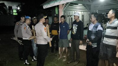 Cek Pos Ronda Kapolsek Simpang Pematang Serahkan Bantuan Kentongan