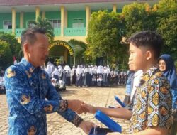 Kepala SMPN 1 Gedong Tataan Lantik Pengurus OSIS dan Beri Penghargaan Siswa Berprestasi