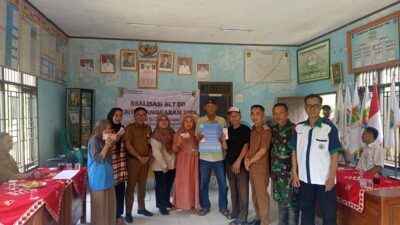 Ringankan Beban Warga, Kades Sukajaya Punduh Salurkan BLT DD Untuk 7 KPM