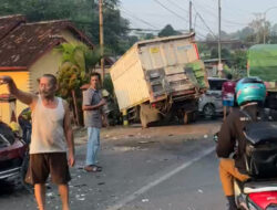 Rem Blong, Truk Fuso Tabrak 7 Mobil di Simpang Suka Banjar Pesawaran