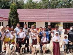 Ketua Fraksi Demokrat DPRD Tubaba Gandeng Pengusaha Kambing Sumber Rejo Salurkan “Beasiswa Kambing” untuk Anak Yatim