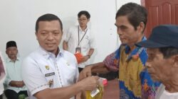 BUPATI PRINGSEWU SERAHKAN BANTUAN PANGAN KEPADA MASYARAKAT PEKON REJOSARI