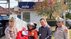 Ketua DPRD Tubaba Bersama Kasat Lantas Tebar Kepedulian, Bagikan 500 Bingkisan untuk Sopir dan Warga