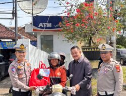 Ketua DPRD Tubaba Bersama Kasat Lantas Tebar Kepedulian, Bagikan 500 Bingkisan untuk Sopir dan Warga