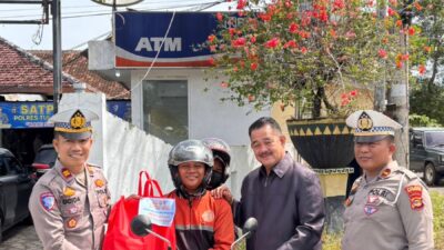 Ketua DPRD Tubaba Bersama Kasat Lantas Tebar Kepedulian, Bagikan 500 Bingkisan untuk Sopir dan Warga
